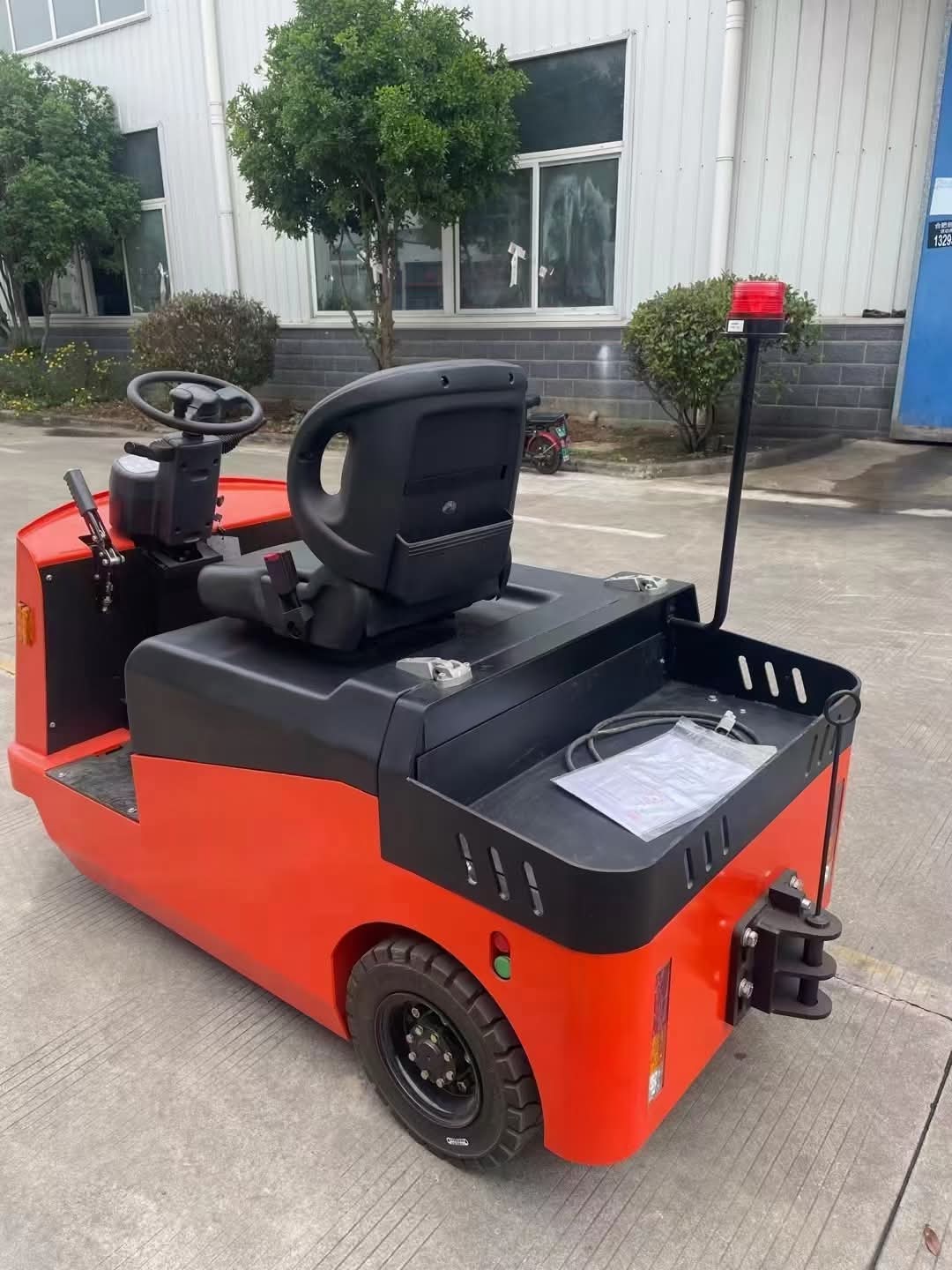 Electric tow tractor (tugger)