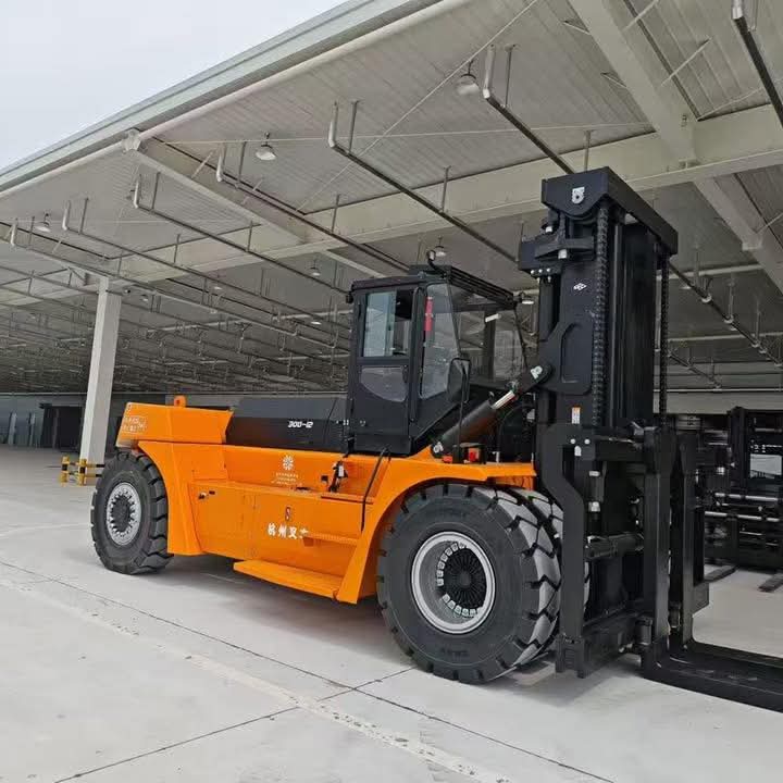 Heavy-duty container forklift